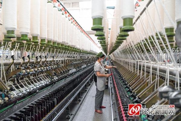 5月6日,洪江区湖南金丰纺织集团洪江生产车间内,工人正在生产