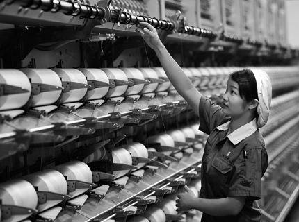 的不断变化也让中国这个"世界工厂"的名片不再如从前般闪耀,而纺织业